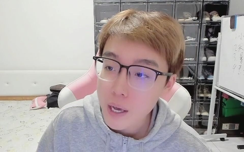陈泽直播 vs 小丑视频,一场关于真实与表演的生存法则 陈泽直播 vs 小丑视频,一场关于真实与表演的生存法则